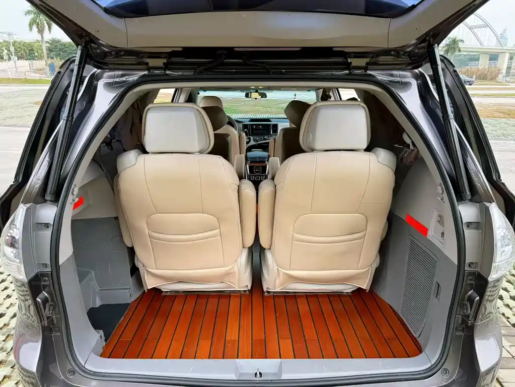 Toyota Sienna 2015 — фото 16