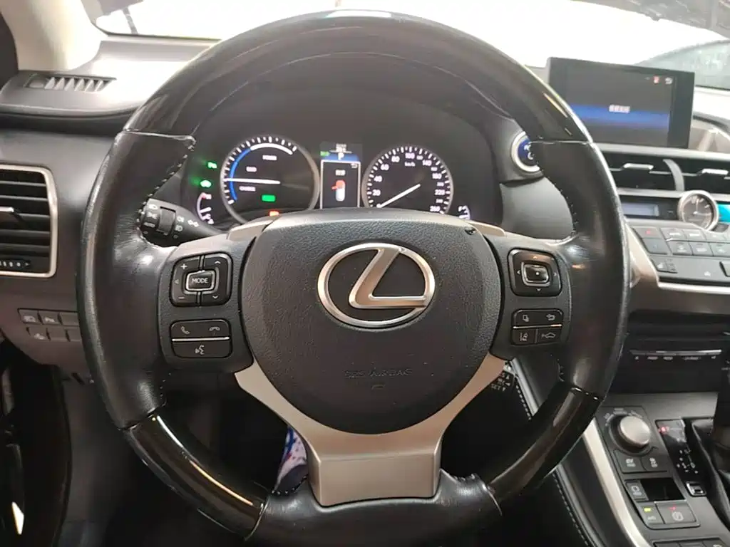 Lexus NX 2016 — фото 11