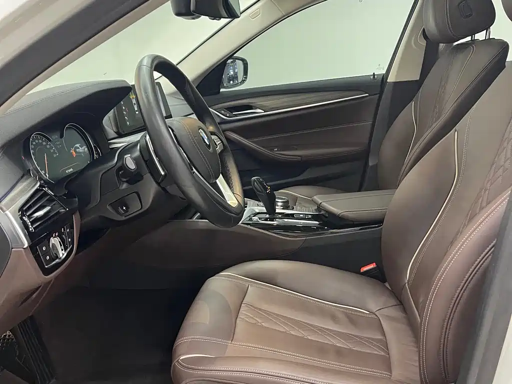BMW 5 Series 2018 — фото 12