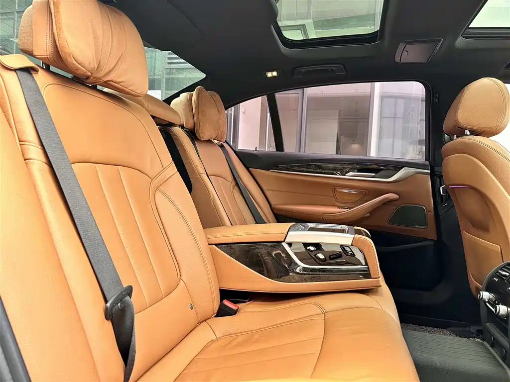 BMW 5 Series 2018 — фото 24