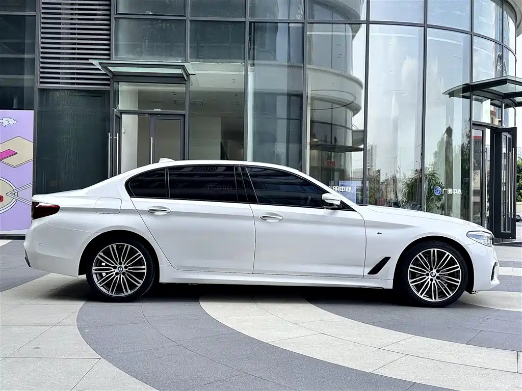 BMW 5 Series 2018 — фото 39