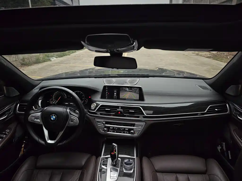 BMW 7 Series 2017 — фото 11