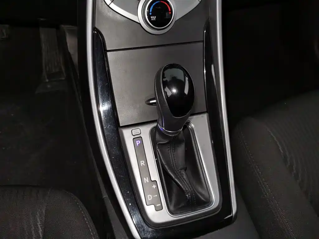 Hyundai Elantra Langdong 2015 — фото 10