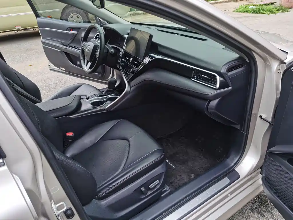 Toyota Camry 2023 — фото 11