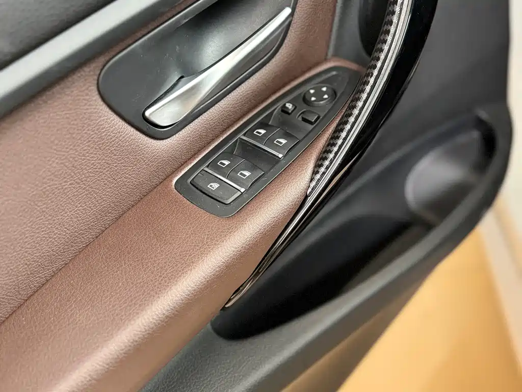 BMW 3 Series 2019 — фото 11
