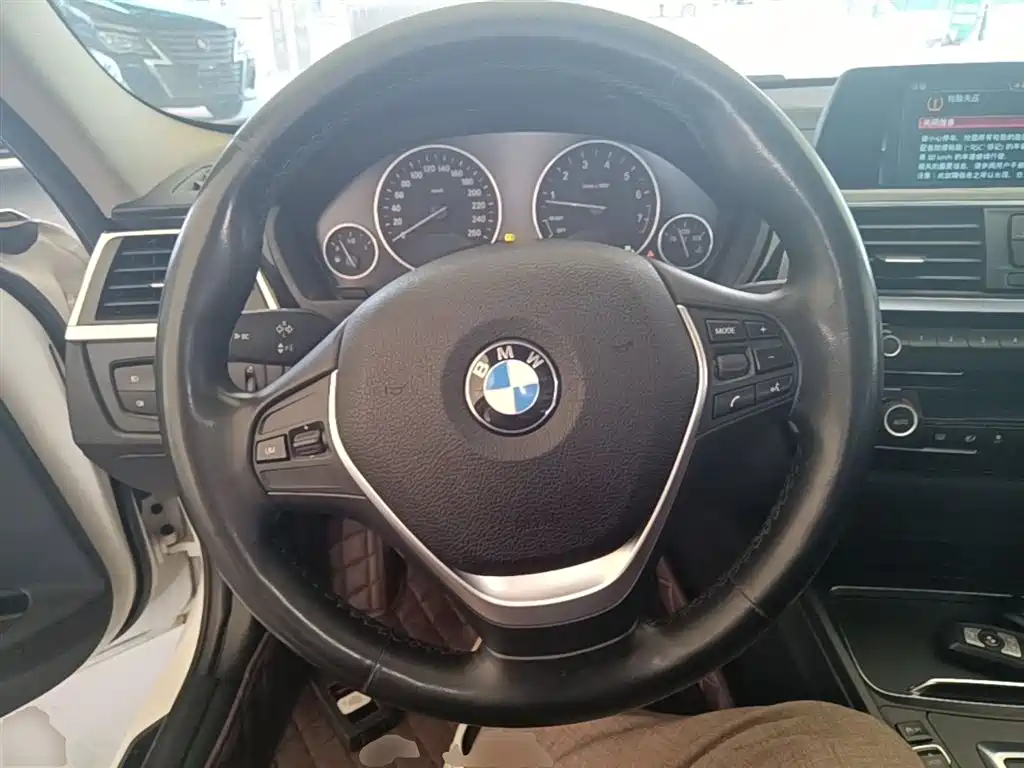 BMW 3 Series 2018 — фото 11