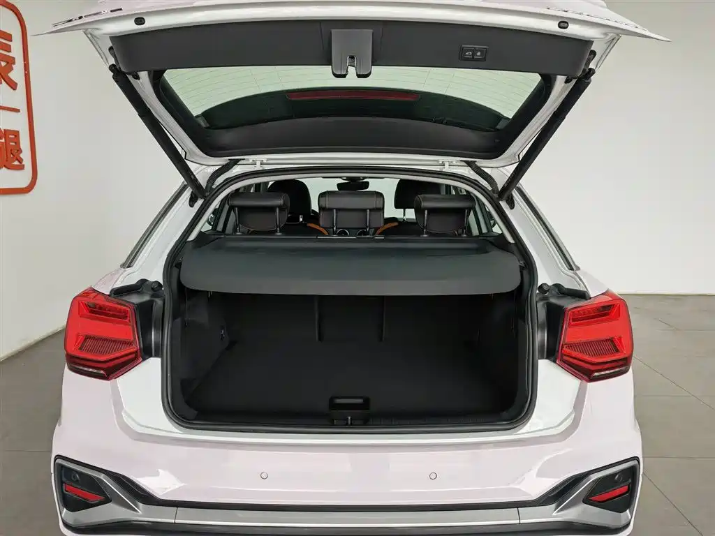 Audi Q2L e-tron 2022 — фото 16
