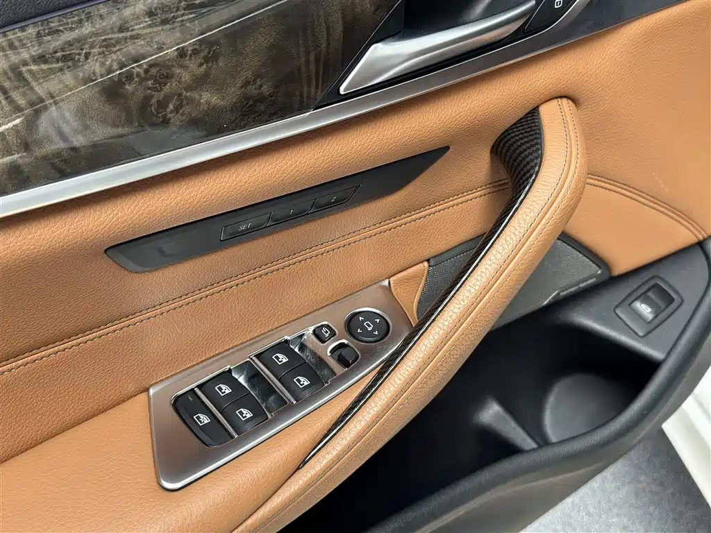 BMW 5 Series 2018 — фото 10