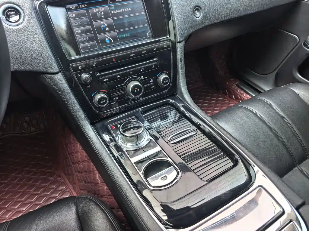 Jaguar XJ 2015 — фото 10