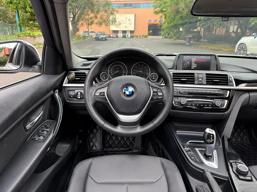 BMW 3 Series 2017 — фото 16
