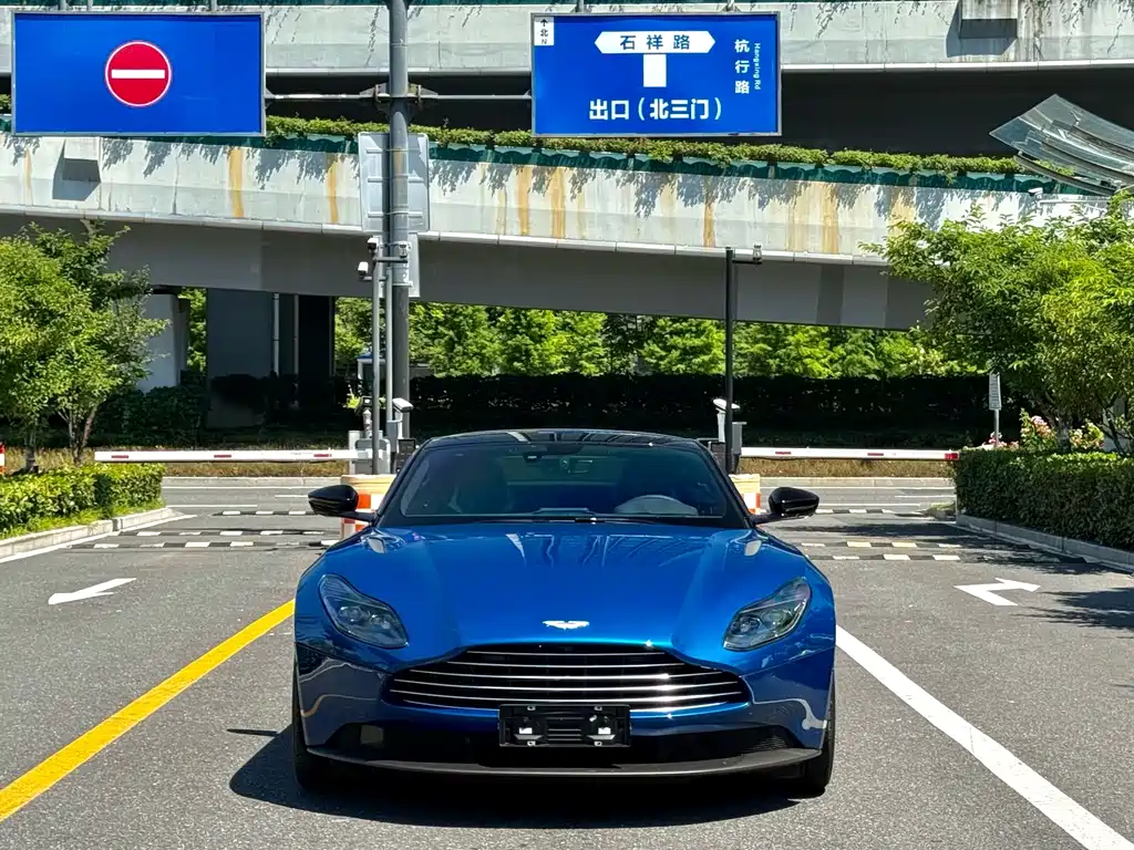 Aston Martin DB11 2024