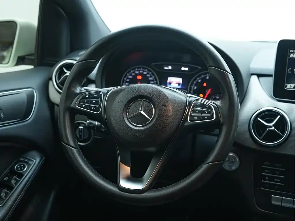 Mercedes-Benz B-Class 2016 — фото 25