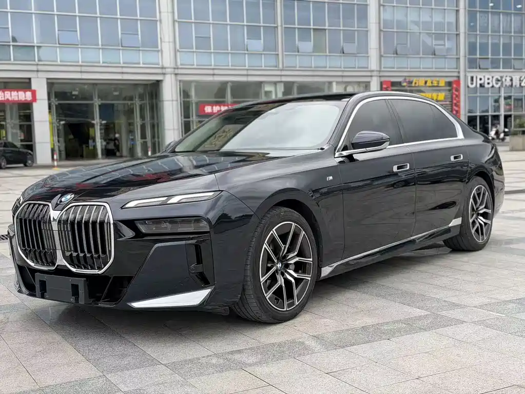 BMW 7 Series 2025 — фото 1