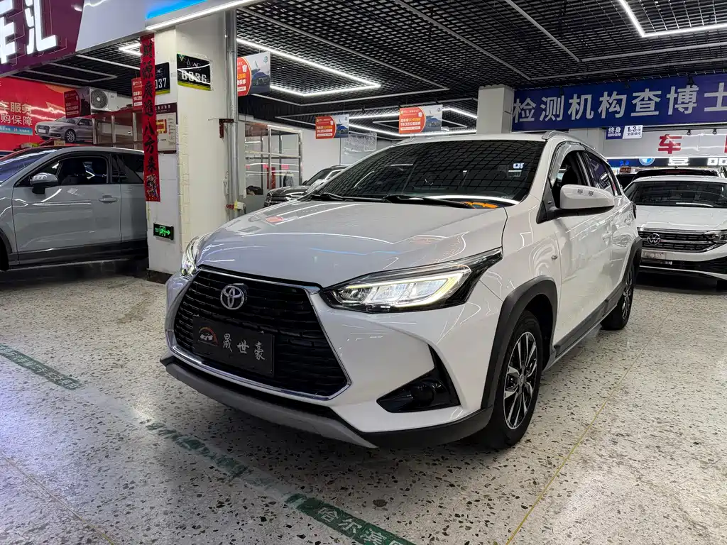 Toyota Yaris L 2022 — фото 1