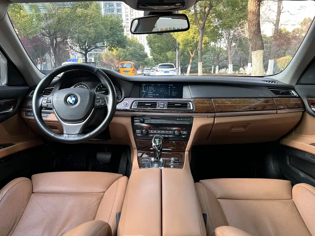 BMW 7 Series 2012 — фото 12