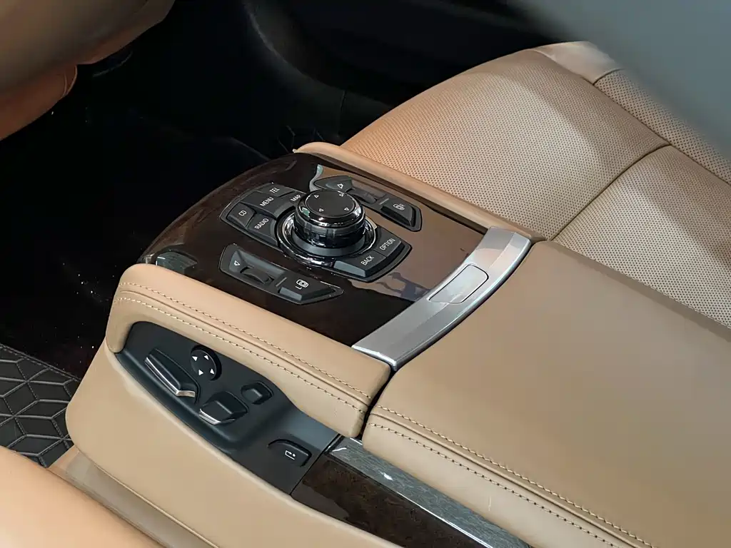 BMW 7 Series 2012 — фото 24