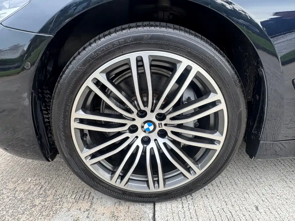 BMW 5 Series 2018 — фото 22