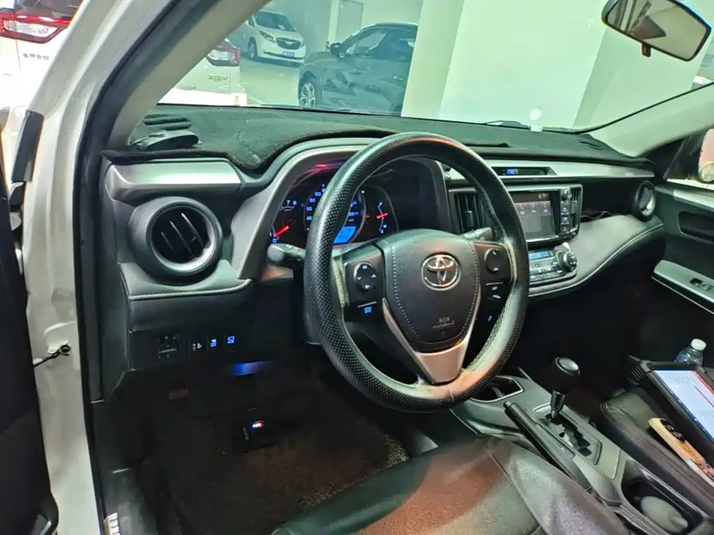 Toyota RAV4 2018 — фото 10