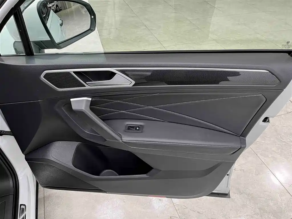 Volkswagen Tiguan L 2022 — фото 12