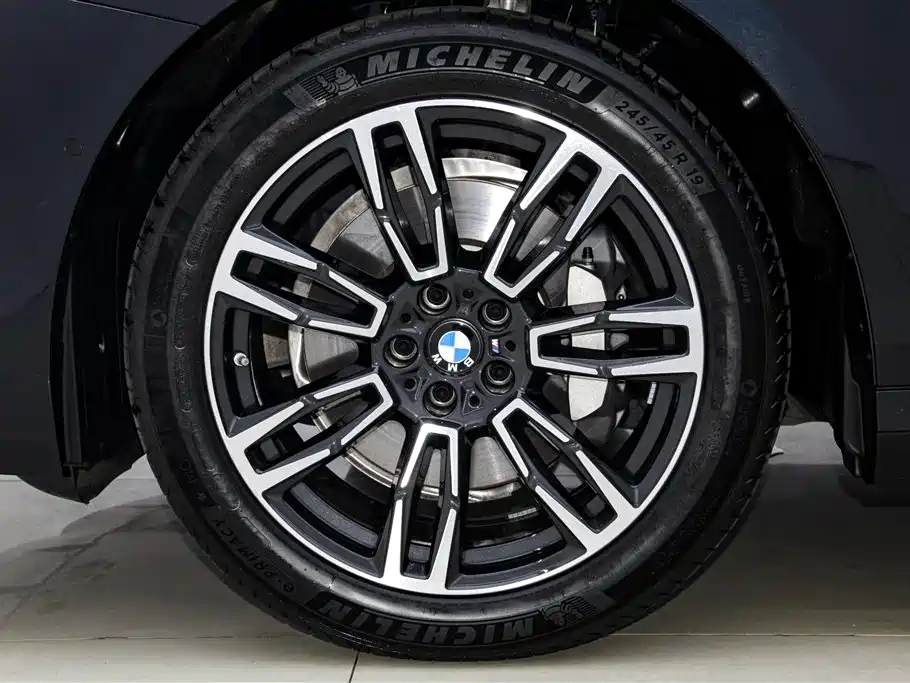BMW 5 Series 2025 — фото 10