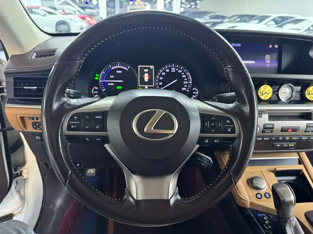 Lexus ES 2018 — фото 7