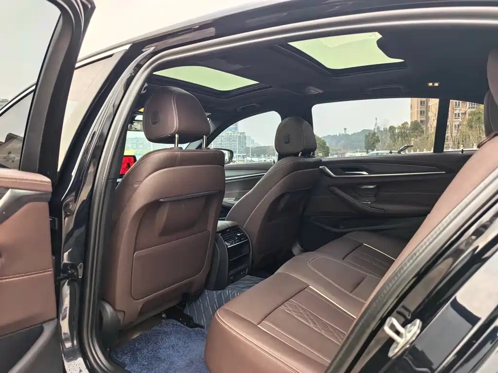 BMW 5 Series 2023 — фото 16