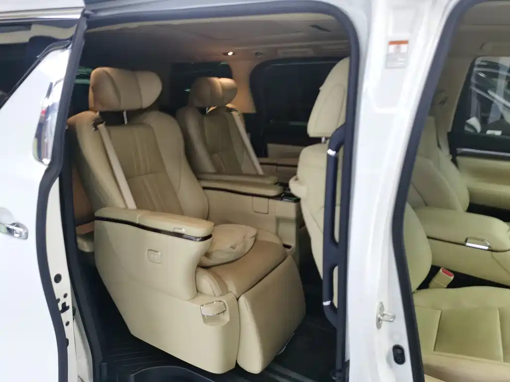 Toyota Alphard 2022 — фото 13