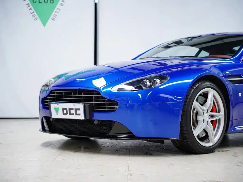 Aston Martin V8 Vantage 2017 — фото 14