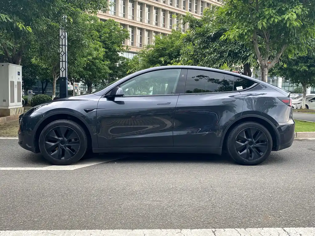 Tesla Model Y 2024 — фото 10