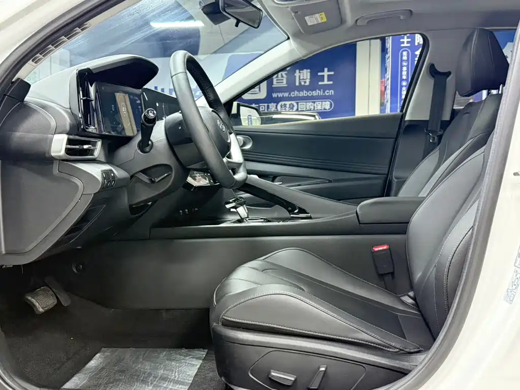 Hyundai Elantra 2023 — фото 17