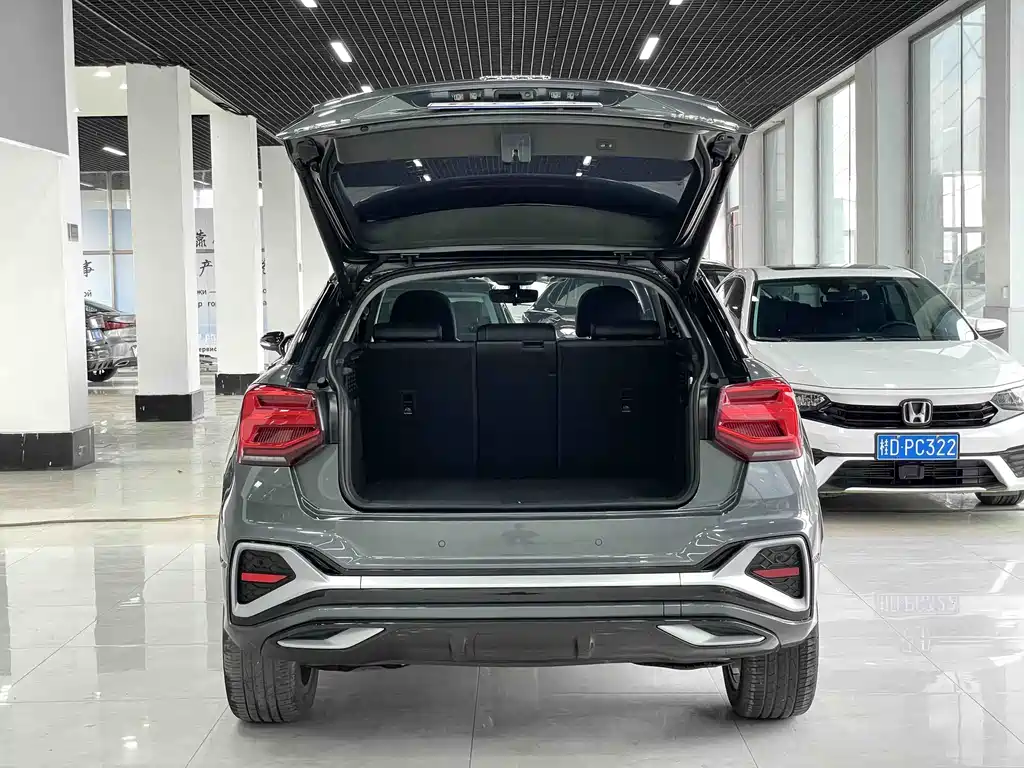 Audi Q2L 2022 — фото 16