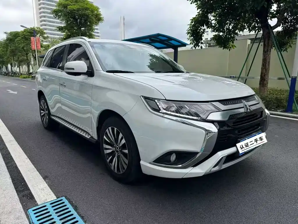 Mitsubishi Outlander 2021 — фото 3