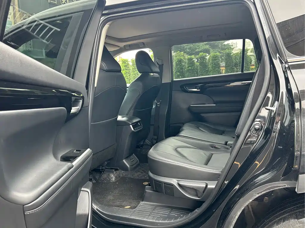 Toyota Highlander 2023 — фото 10