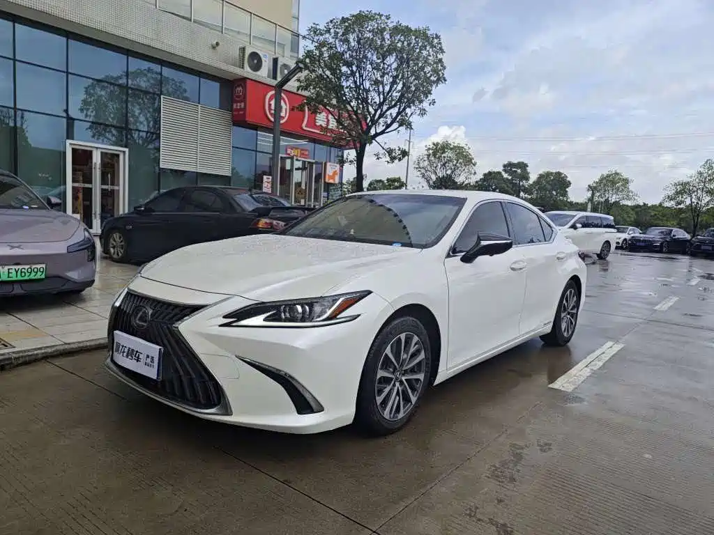 Lexus ES 2021