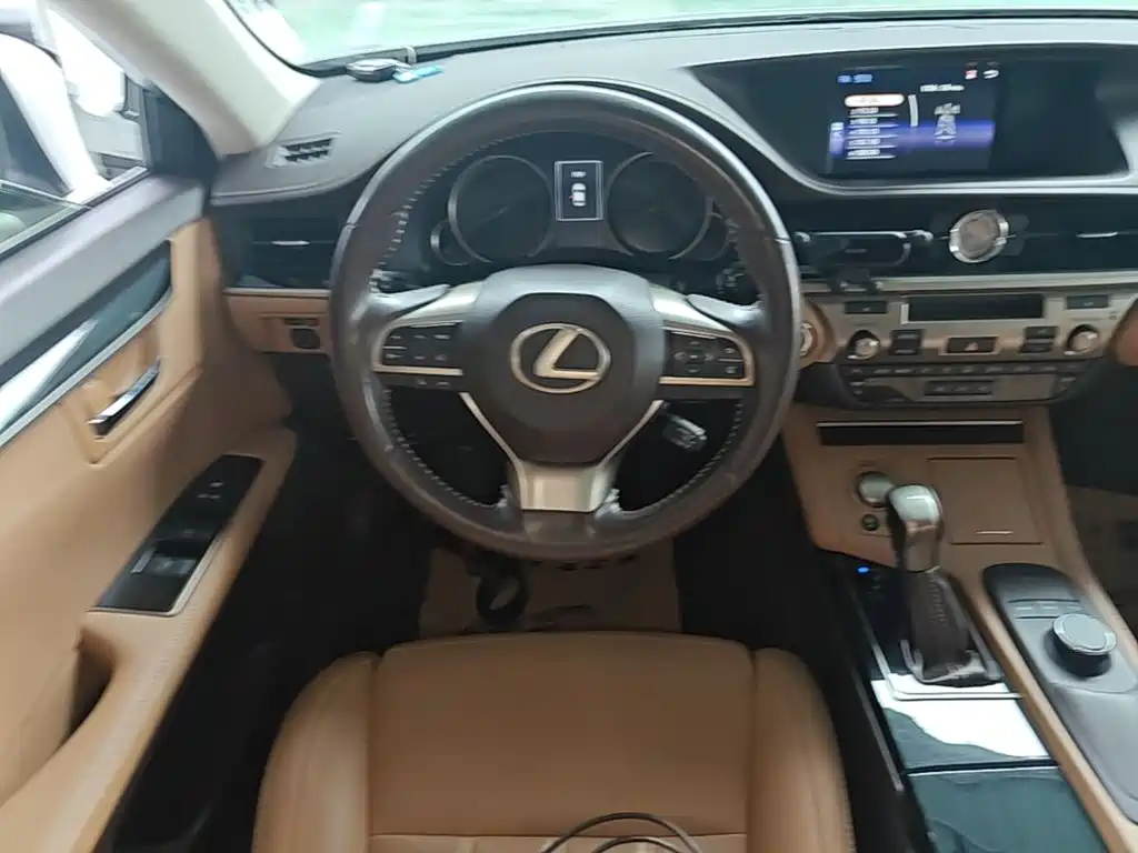 Lexus ES 2018 — фото 11
