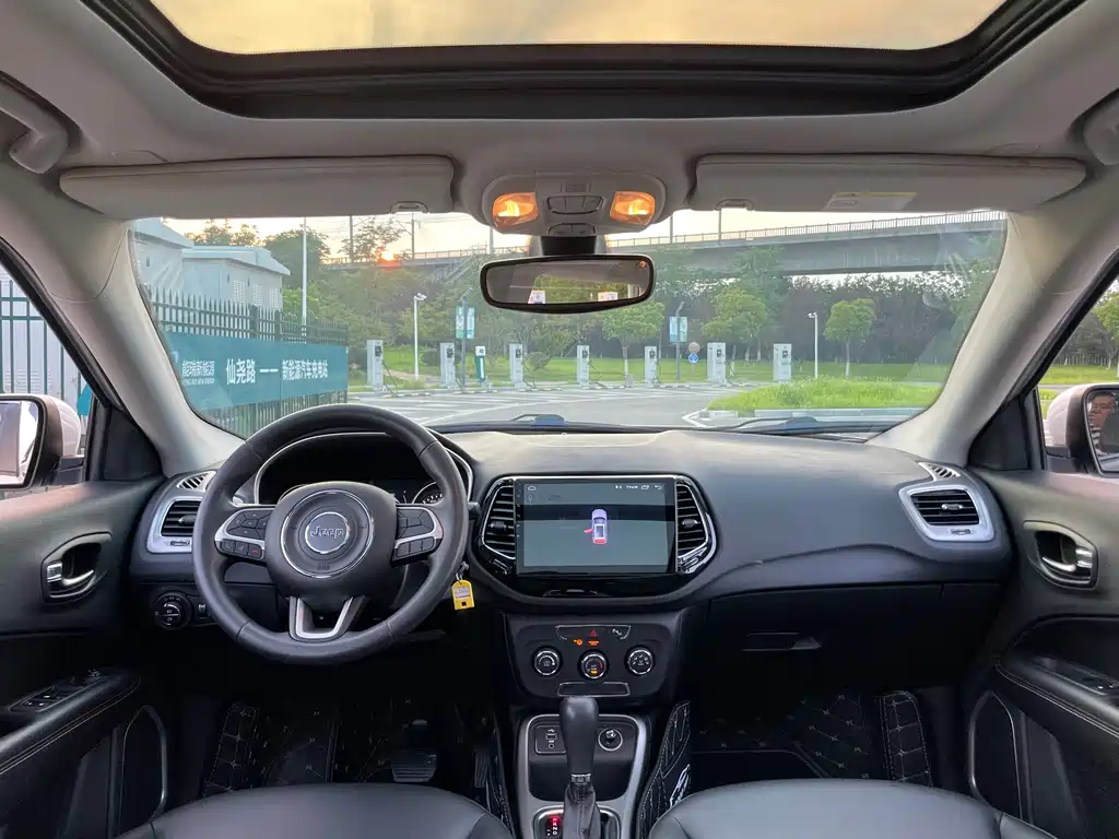 Jeep Compass 2018 — фото 13