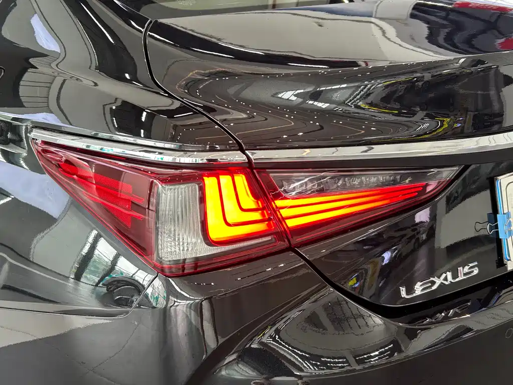 Lexus ES 2018 — фото 15