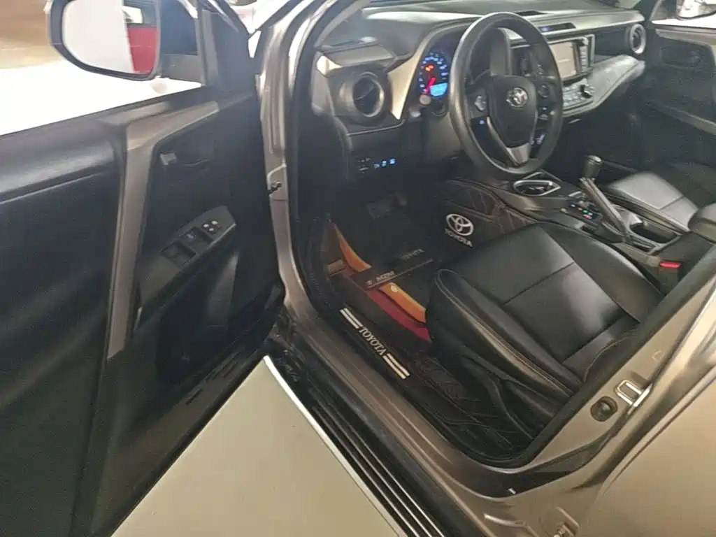 Toyota RAV4 2019 — фото 16