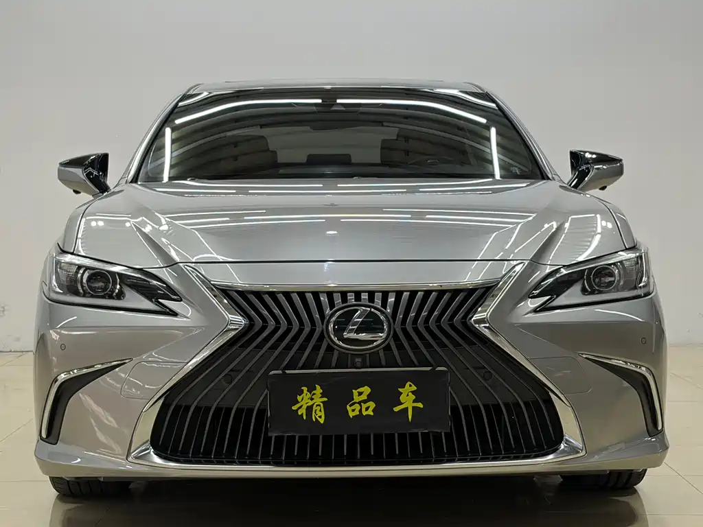 Lexus ES 2019 — фото 1