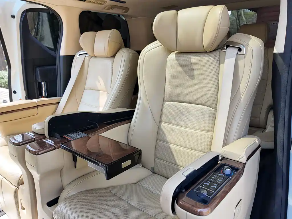 Toyota Alphard 2017 — фото 13