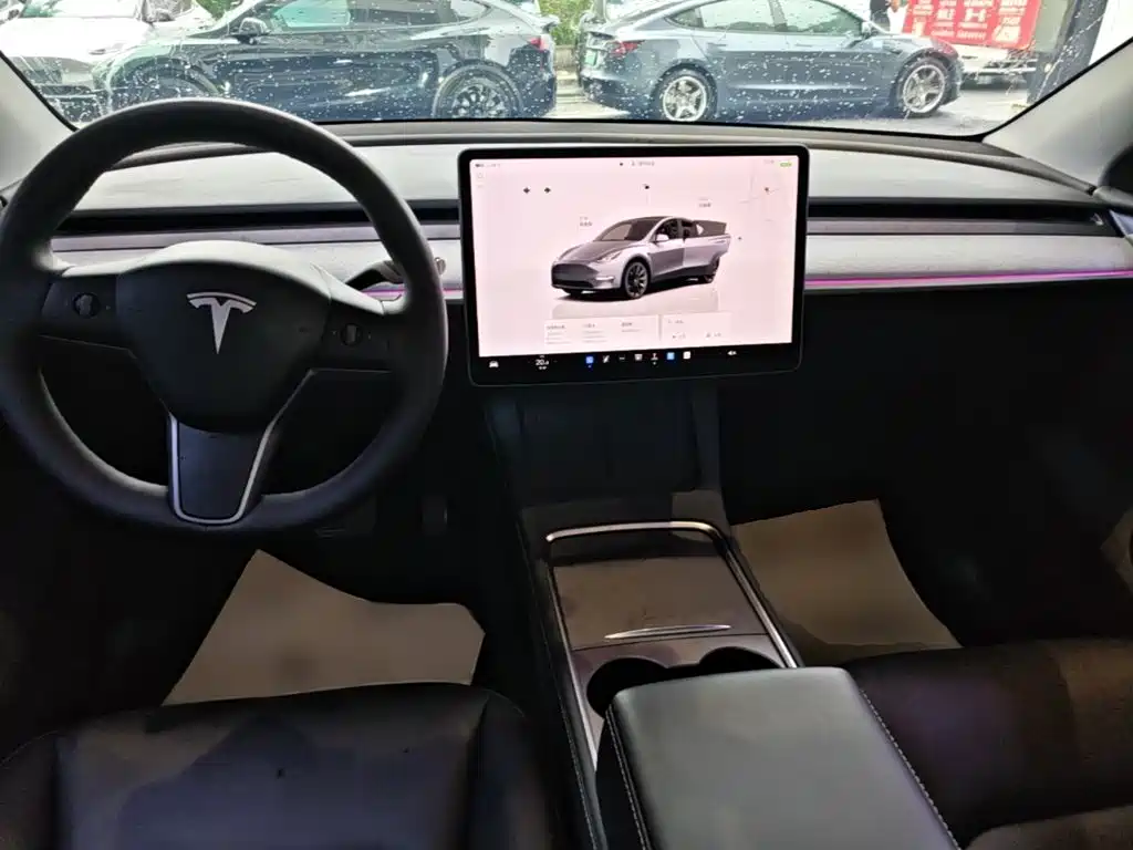Tesla Model Y 2025 — фото 10
