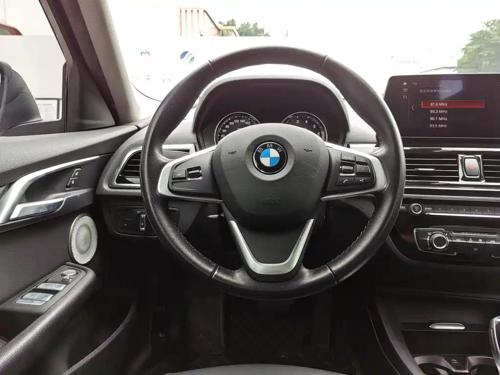 BMW 1 Series 2022 — фото 16