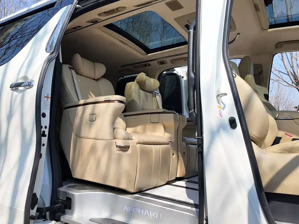 Toyota Alphard 2017 — фото 16