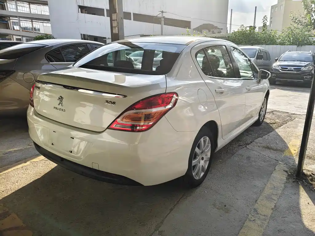 Peugeot 308 2015 — фото 10