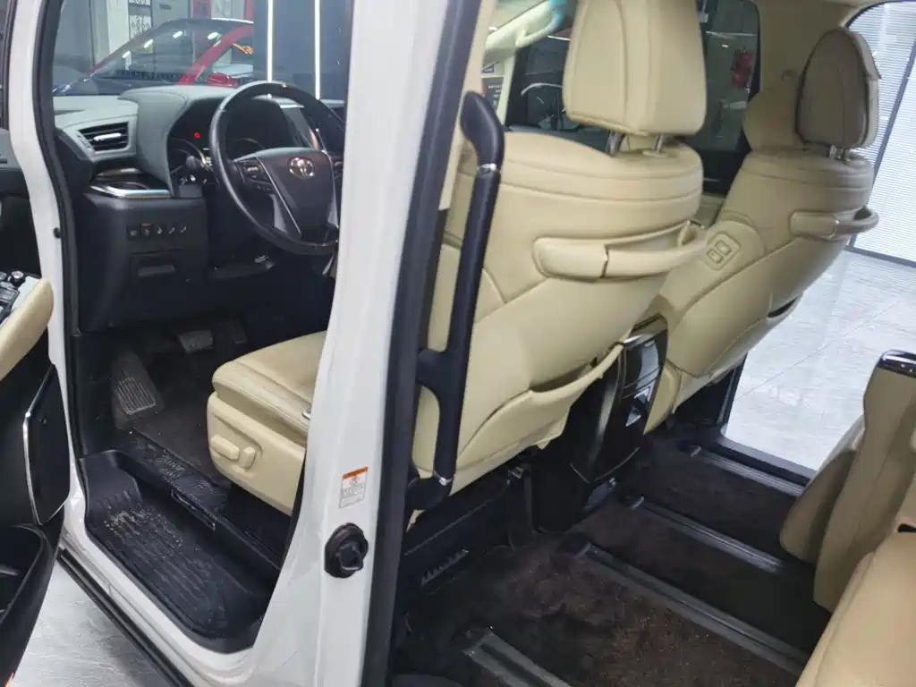 Toyota Alphard 2022 — фото 10