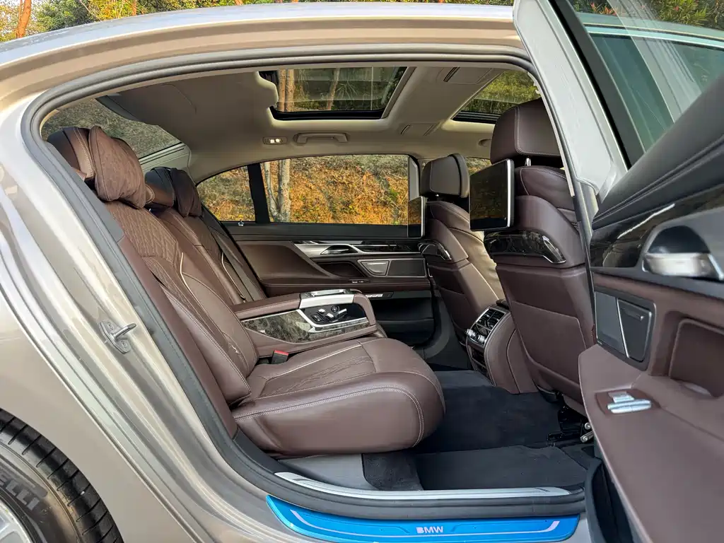 BMW 7 Series 2018 — фото 20