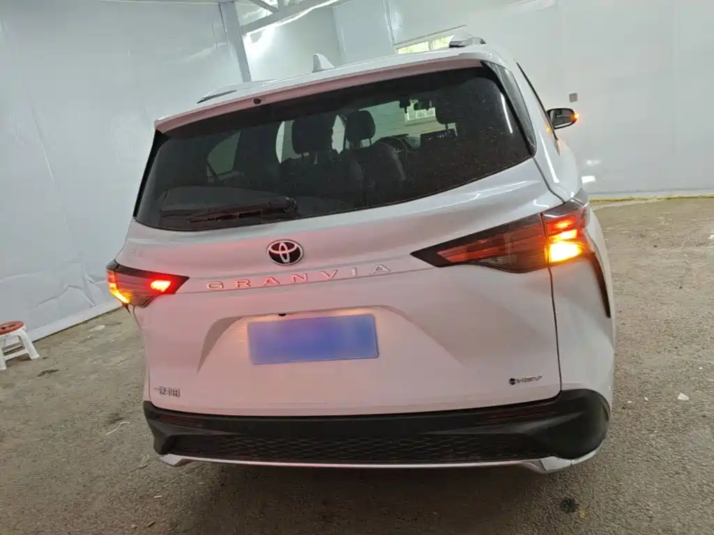 Toyota Granvia 2024