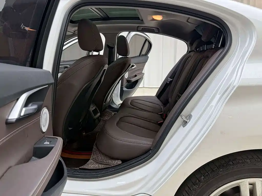 BMW 1 Series 2023 — фото 10