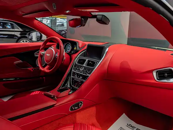 Aston Martin DB11 2019