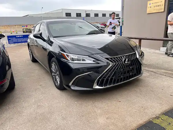 Lexus ES 2023